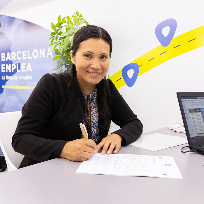 Trabajadora firmando un documento